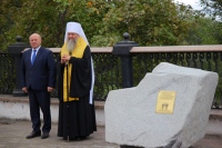 Владыка Артемий совершил освящение памятного знака в честь установки Триумфальной арки
