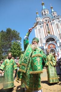 В день Святой Троицы митрополит Артемий возглавил общегородской Крестный ход