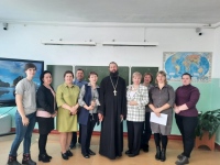 О воспитании детей поговорил хабаровский священник с педагогами школы в селе Вознесенское