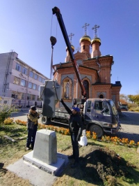 На территории хабаровского храма устанавливают крест в память о настоятеле, расстрелянном в советские годы