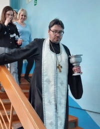 Хабаровский священник освятил школу и провел встречу с педагогами