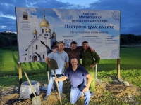 Баннер на территории храма расскажет о строительстве большого белокаменного храма