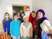 Православная молодежь поздравила пациентов Хабаровской краевой больницы №1 с Новым годом