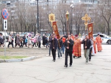 Прихожане Елизаветинского храма прошли крестным ходом по железнодорожному району. 12 мая 2013 года.