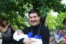 Торжественная выписка из родильного дома №4  семьи иерея Дионисия Ногтева. 24 июня 2013 г.