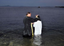Крещение Сатоми Мидзогути в Японском море.  Межепархиальный молодежный слет «Андреевский городок».