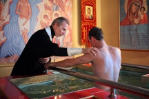 Правящий архиерей совершил Таинство крещения над семьюдесятью военнослужащими в воинском храме. 1 ноября 2015 года